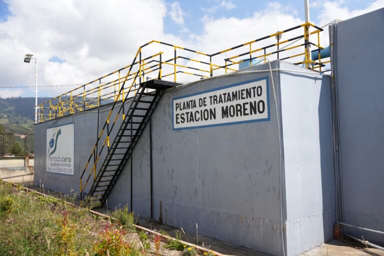 Planta de tratamiento estación moreno estructura con escaleras para tratar agua