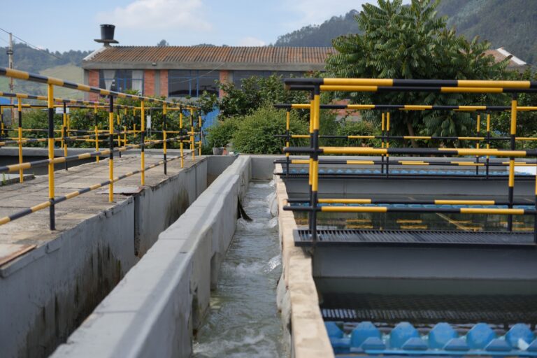 Tanques de almacenamiento en la Planta de Tratamiento de Agua Potable Surba de EMPODUITAMA.
