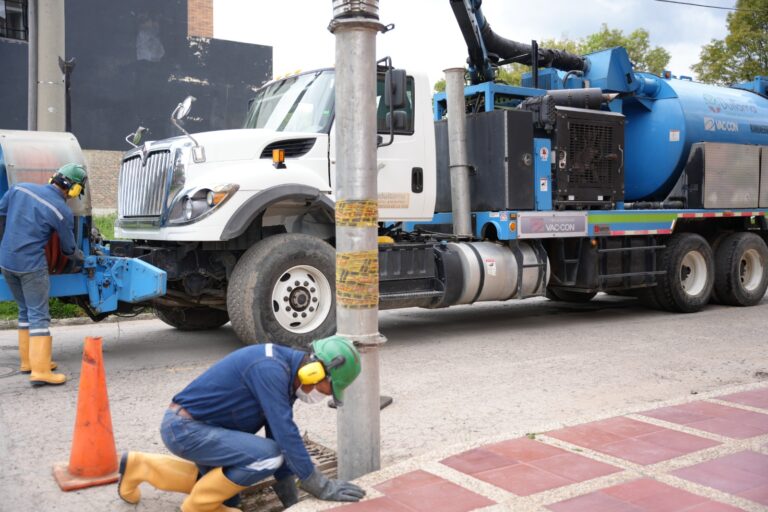 Operario de EMPODUITAMA realizando labores de limpieza y mantenimiento en la red de alcantarillado con un camión vactor