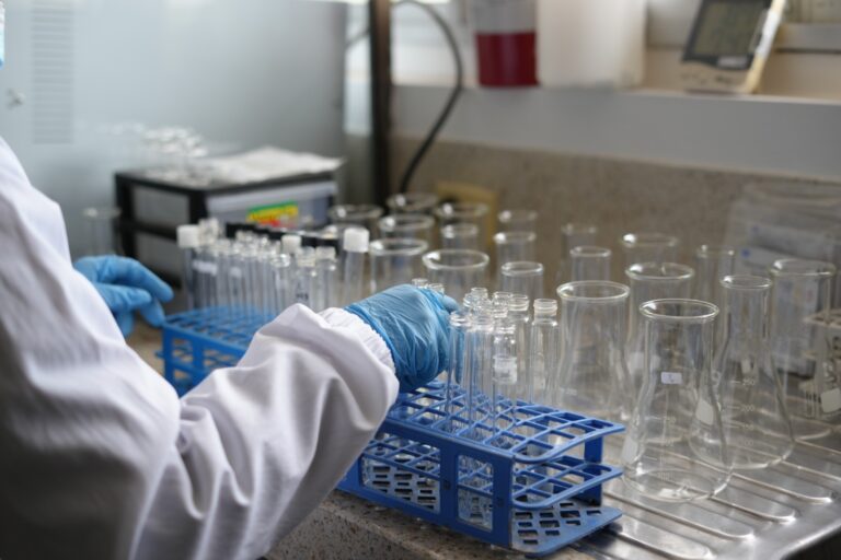 Material de vidrio y equipos especializados para el análisis químico y control de procesos en el laboratorio de la entidad.