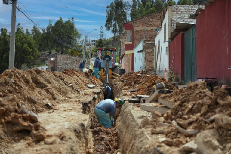 Cuadrilla de operarios de EMPODUITAMA realizando obras de instalación de nueva tubería y estructuras para la red de alcantarillado.