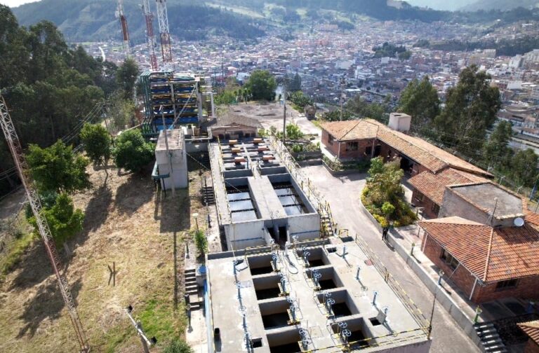 Fotografía aérea panorámica de la Planta de Tratamiento de Agua Potable (PTAP) de EMPODUITAMA, mostrando sus unidades y tanques visibles desde el aire.